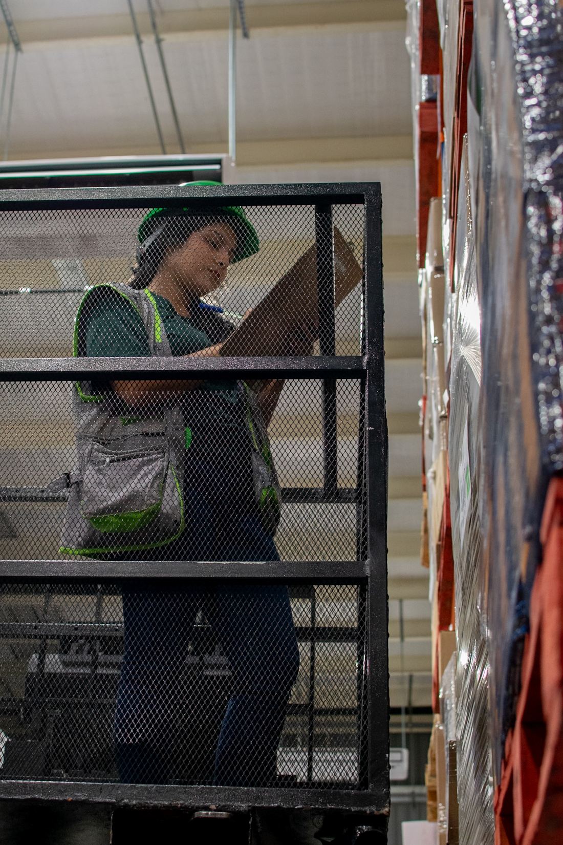 Colaboradora de LOGISALUD controlando productos en altura