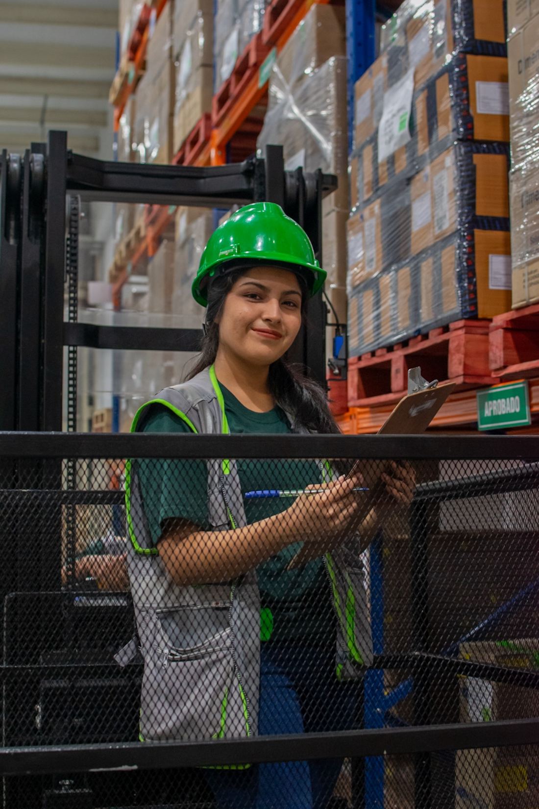 Colaboradora de LOGISALUD revisando la operación en el almacén de Lurín