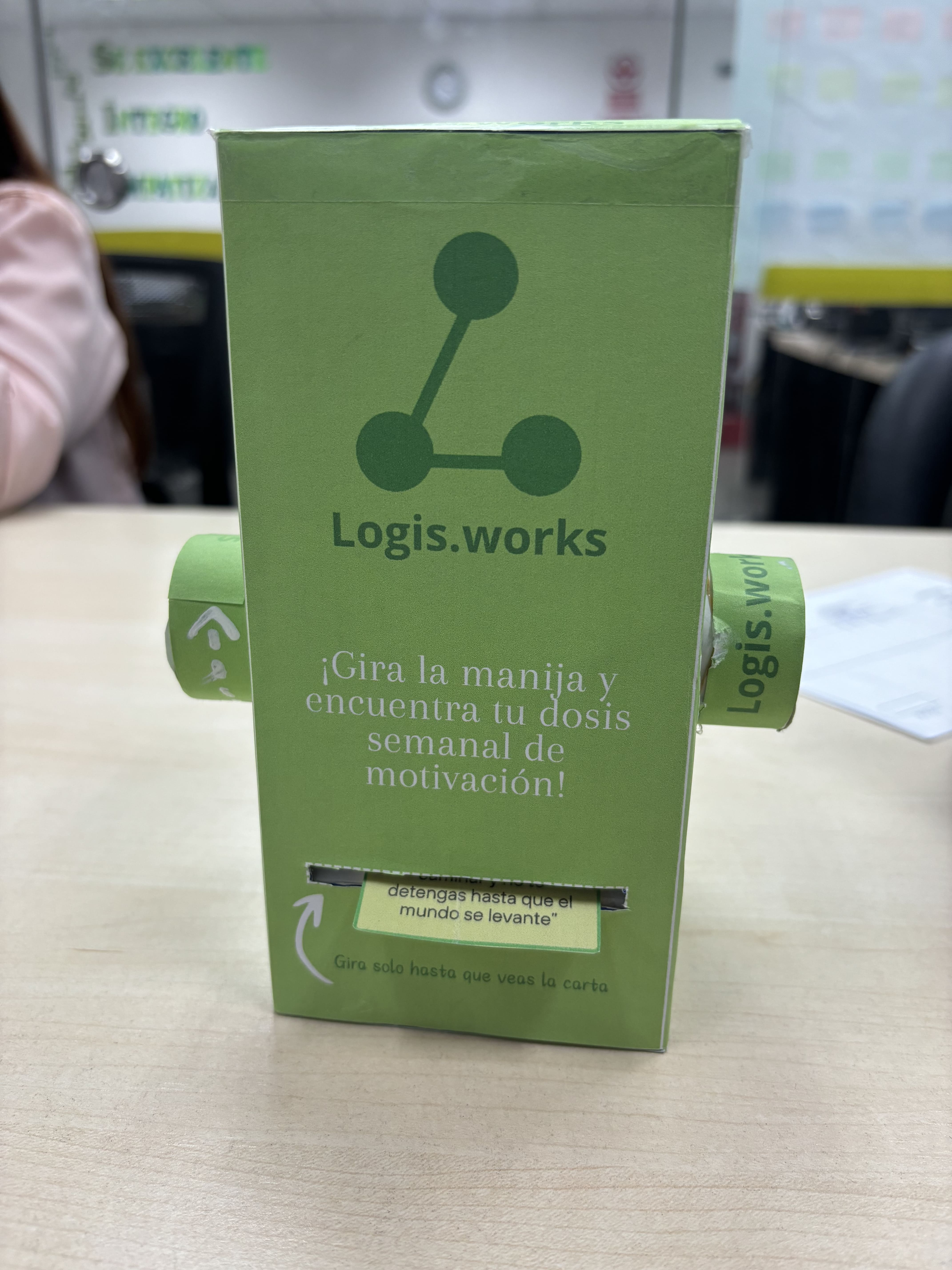 Colaboradora de LOGISALUD controlando productos en altura