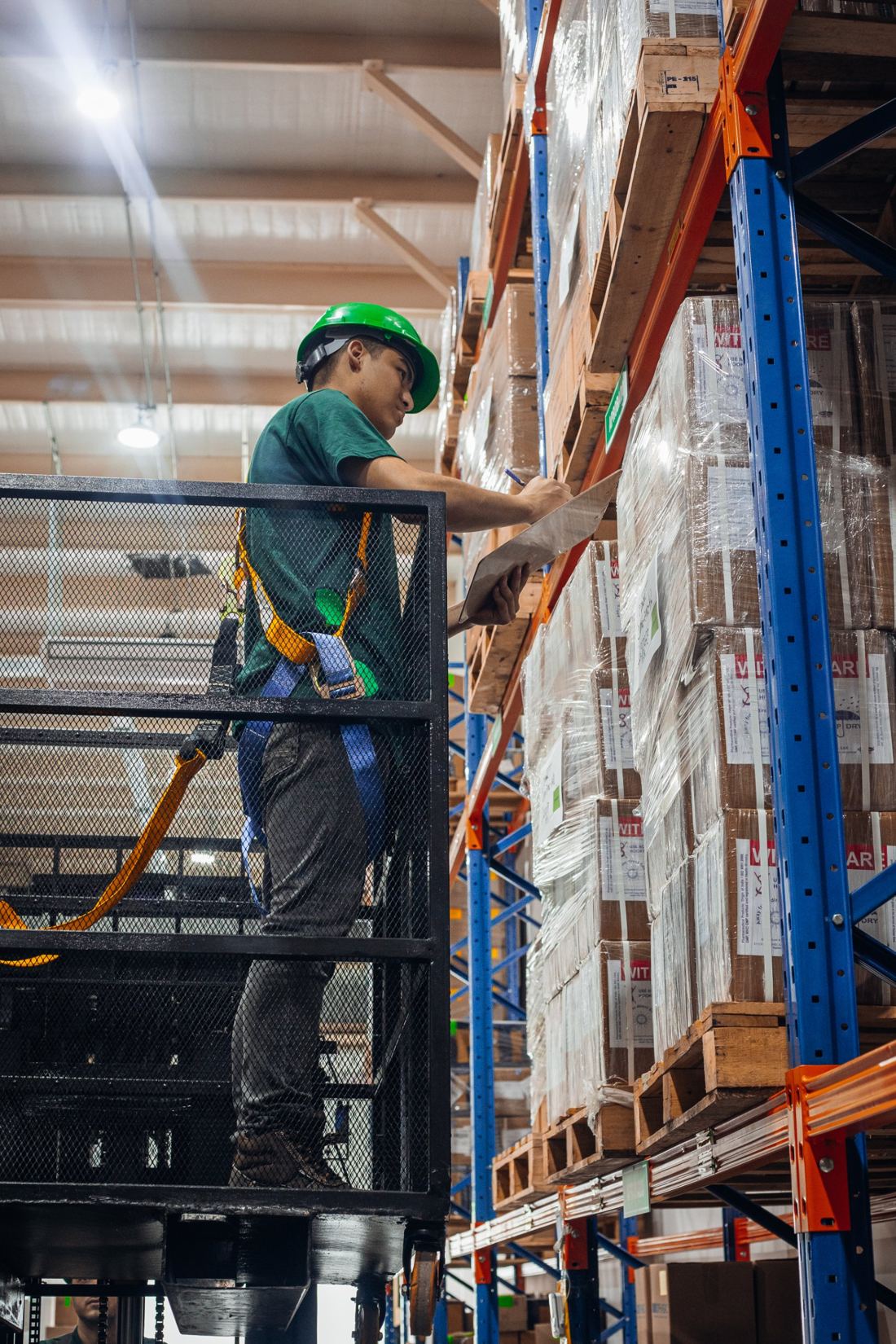 Colaborador de LOGISALUD revisando productos en el almacén
